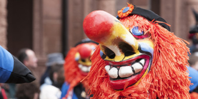 Karnevalsumzug an Rosenmontag: Wenn Kamelle ins Auge geht…