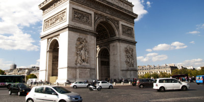 Arc de Triomphe in Paris, Straßenverkehr davor