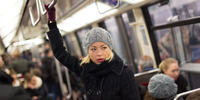 Schwarzfahren: Frau in Winterkleidung steht in der U-Bahn