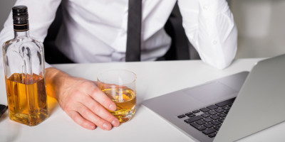 Alkohol am Arbeitsplatz: Wann die Kündigung droht 