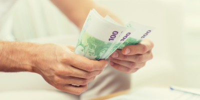 Bargeld-Obergrenze: Zwei Hände, die mehrere Hundert-Euro-Scheine halten.