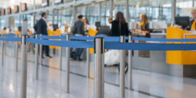 Fluggepäck: Nur bei ausdrücklichem Hinweis kostenfrei. Blaue Absperrbänder im Terminal eines Flughafens.