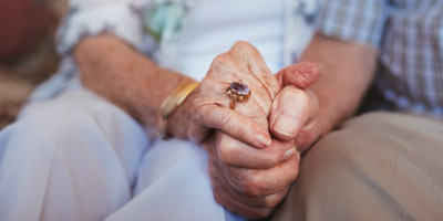 Versorgungsehe: Kein Anspruch auf Hinterbliebenenrente. Zwei ältere Menschen halten Händchen.