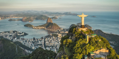 Karneval in Rio: Sicherheitstipps für Ihre Brasilien-Reise. Die Christusstatue auf dem Corcovado, die über Rio de Janeiro wacht.