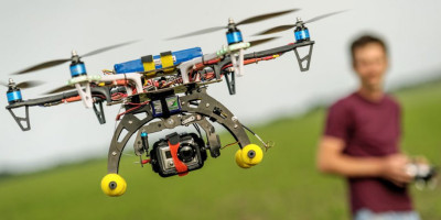 Drohne wird vom Mann im Hintergrund gesteuert