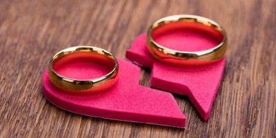 In einer Zugewinngemeinschaft lebt automatisch, wer bei der Hochzeit keinen Ehevertrag geschlossen hat