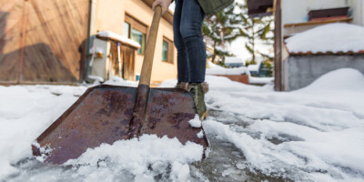 Wer muss auf dem Gehweg Schnee schippen und wie oft?