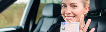 Frau hält Fahrerlaubnis aus dem Autofenster