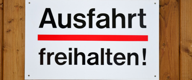 Schild: Ausfahrt freihalten