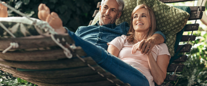 Mann und Frau liegen gemeinsam in der Hängematte