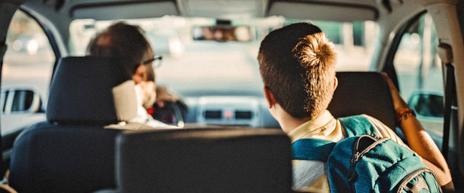 Junge fährt mit seinem Vater im Auto zur Schule