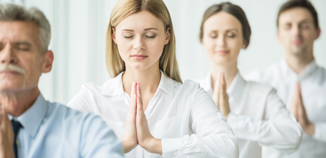 entspannte Menschen bei Yogaübungen und Stressbewältigung 